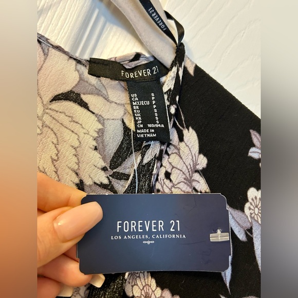 Forever 21 Kimono Wrap in Black and Lavender & Blue Floral - Picture 7 of 8